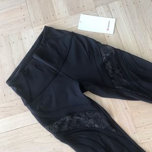 LULUKEMON BLACK LACE DETAIL LEGGINGS SZ 4